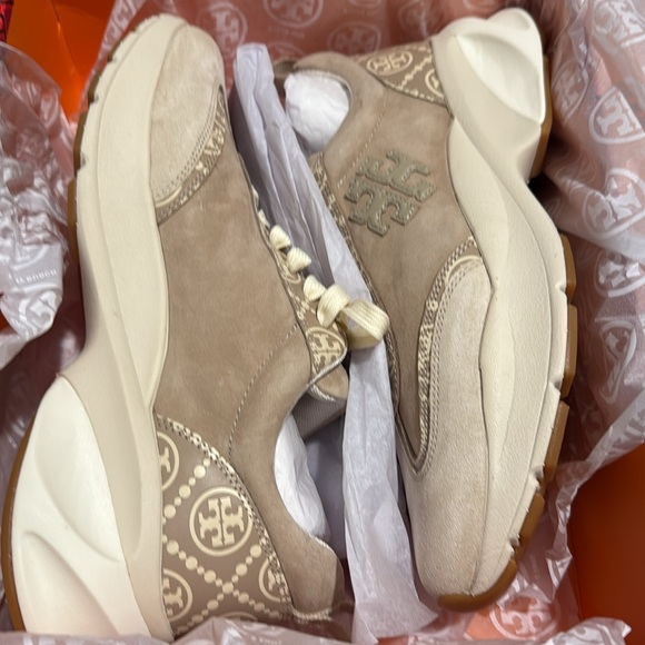 NWT TORY Burch T MONOGRAM GOOD LUCK TRAINER Light Beige/ New Cream leather NWB